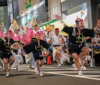 藤沢駅北口商工会館前の道路で披露された活気溢れる阿波おどり（提供）