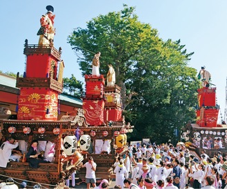 皇大神宮の境内に入場する人形山車