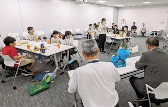 鈴木市長（右）、宮治副市長（右から2番目）を前に議論の結果を発表する参加者