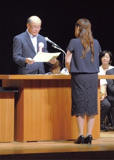 表彰状を手渡す池田会長（左）