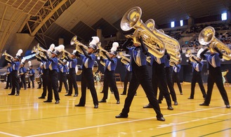 堂々とした演技を披露する湘南台高校吹奏楽部