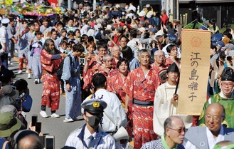 120年ぶりに洪鐘祭で披露された唐人囃子。異国情緒のある赤い衣装がひと際目を引いた（＝先月29日、北鎌倉）