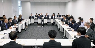 国と自治体関係者、交通事業者が参加した協議会の様子