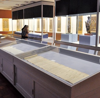 貴重な史料が並ぶ宝物館展示室