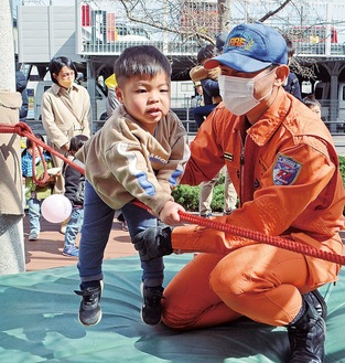 レスキュー体験に挑戦する子ども