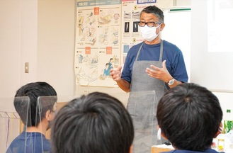 職業講話で地元の子どもたちに日本の伝統技術を伝える貢献活動も行う