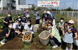 収穫を楽しむ参加者ら