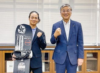 一ノ瀬選手（左）と鈴木市長