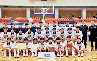 県４連覇でインターハイに臨む鵠沼高校女子バスケ部（同校提供）