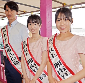 笑みを浮かべる（右から）川延さん、内村さん、成宮さん