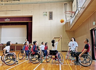 交流試合に臨む生徒たち