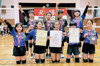 神奈川県大会の準優勝メダルと盾、賞状を手にする藤沢スカイの選手たち