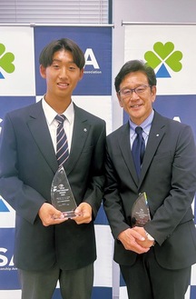 授賞式で栗山元監督（右）と並ぶ日大藤沢・佐原部長