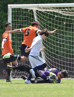 試合の様子。時に激しいプレーも