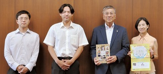 柳下さん（左から2番目）と鈴木市長（右から2番目）、生協の関係者＝市役所