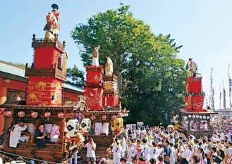 皇大神宮の境内に入場する人形山車＝昨年