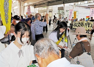 通行人らに署名を求める高校生