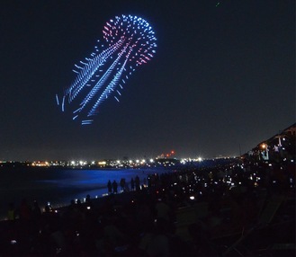 夜空に浮かぶドローンによる光のクラゲ