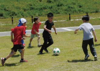 天然芝でサッカーを楽しむ（提供）