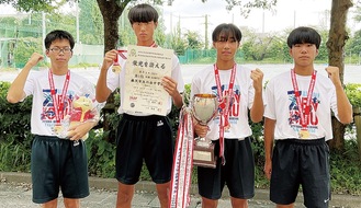 優勝メダルを獲得した六会中陸上競技部のリレーメンバー