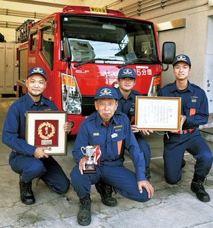 賞杯を手にする加藤さん（中央）と団員