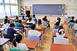 「２学期を始める会」の校内放送を聞く児童たち