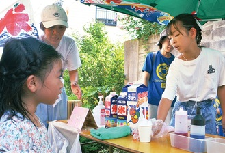 かき氷を手渡す子ども店主