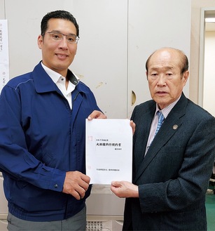 巡業の契約書を持つ最上氏（右）と立田川親方