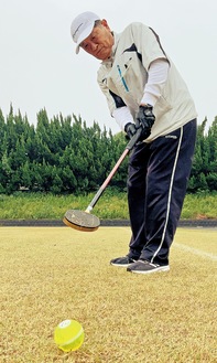 正確なクラブさばきを見せる吉野さん