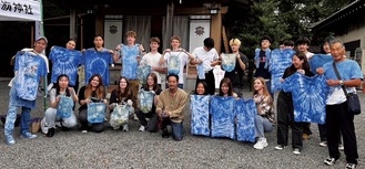 白旗神社で藍染めを体験した留学生ら（提供）