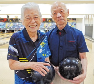 健康長寿の秘訣は｢体を動かすこと｣という勝俣夫妻。江の島ボウリングセンターで＝10日