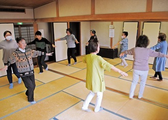 輪になって長後音頭を練習する民踊協会長後地区のメンバー