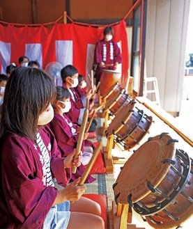 今田囃子を披露する子どもたち（提供）