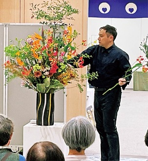 花をいける長田煌鳳さん