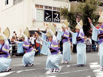 踊りを披露したパレード参加者（提供）