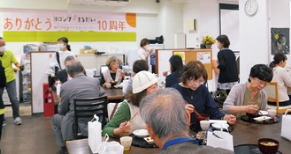 ｢みまもり食堂｣で提供している食事を楽しむ式典参加者