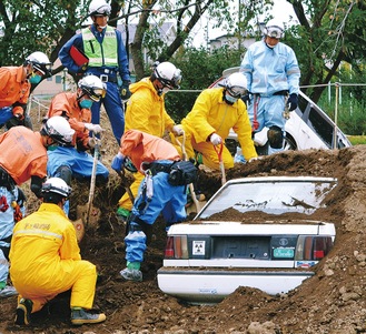 土砂に埋まった車両から人を救助する訓練