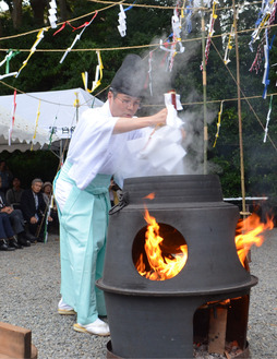 大釜をかき混ぜて湯玉を登らせる「掻湯」