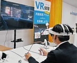 ゴーグルを付けて月面ＶＲを体験する来場者