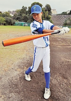 “ブンッ”とキレのある素振りを見せる徳永さん