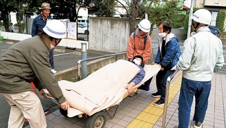 植木の台車を利用して搬送訓練をする参加者