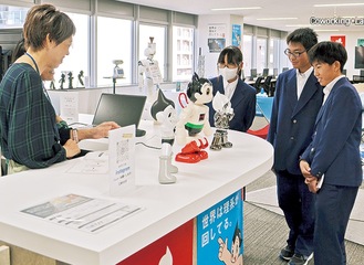 ロボリンクを取材する３人