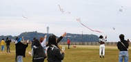 平和願って飛ばす“たこ”