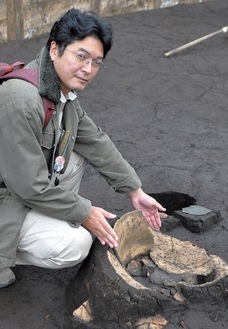 出土した土器を紹介する宇都さん