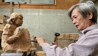 作品を制作する桒山さん（提供）