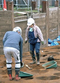 緊張感伝わる発掘作業現場