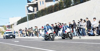 警察車両による通り初め（市提供）