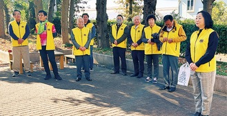 挨拶する立石会長（右）とLCメンバー