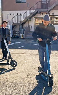 電動キックボードを体験する参加者