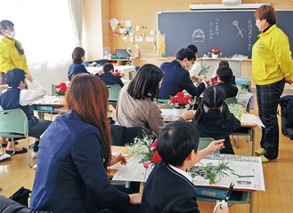 フラワーアレンジメントをする日本大学藤沢小学校の児童と保護者